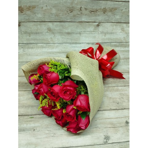 Buquê Rústico com 18 Rosas na Juta.